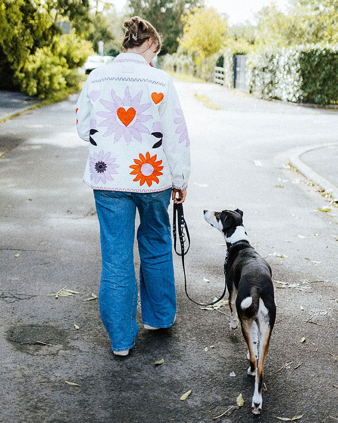 Paula Neeb Spaziergang mit Karla Paula und Karla - Marketing für die Hundebranche