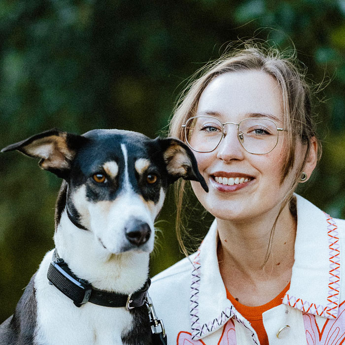 Paula Neeb mit Karla Paula und ihre Hündin Karla – Marketing mit Herz für die Hundebranche