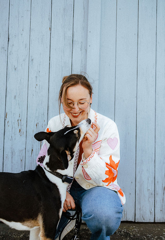 Paula Neeb mit Karla Paula und Karla beim Spaziergang – Start in authentisches Marketing für die Hundebranche