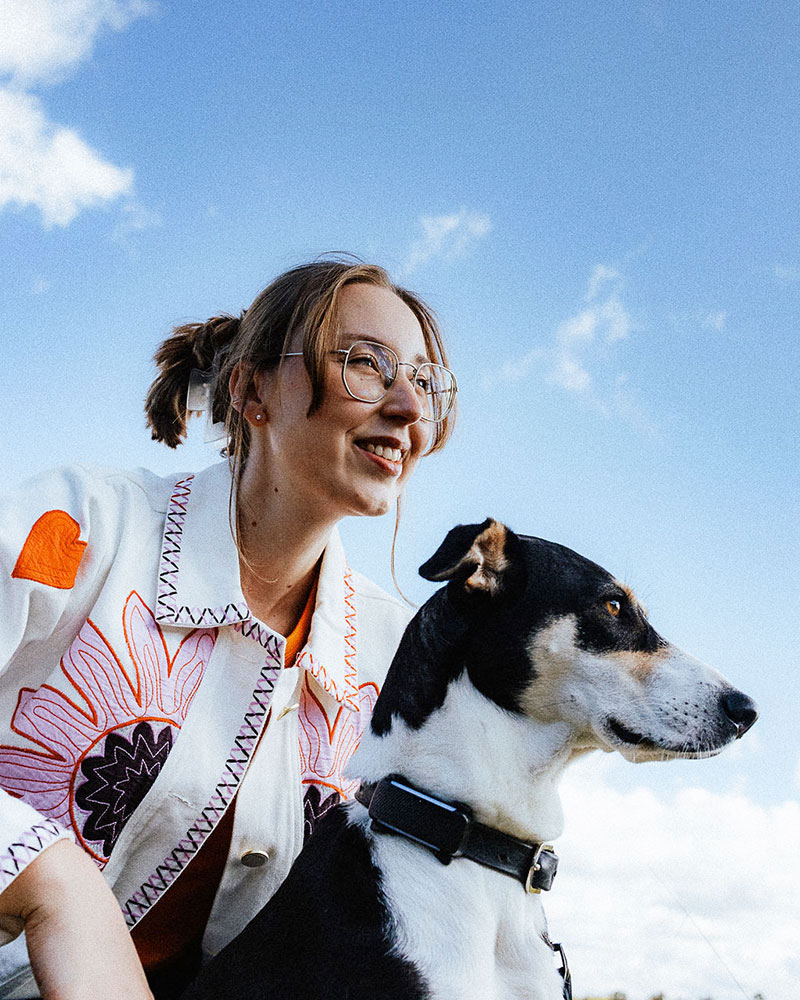 Paula Neeb mit Karla Paula und Karla beim Spaziergang – Start in authentisches Marketing für die Hundebranche